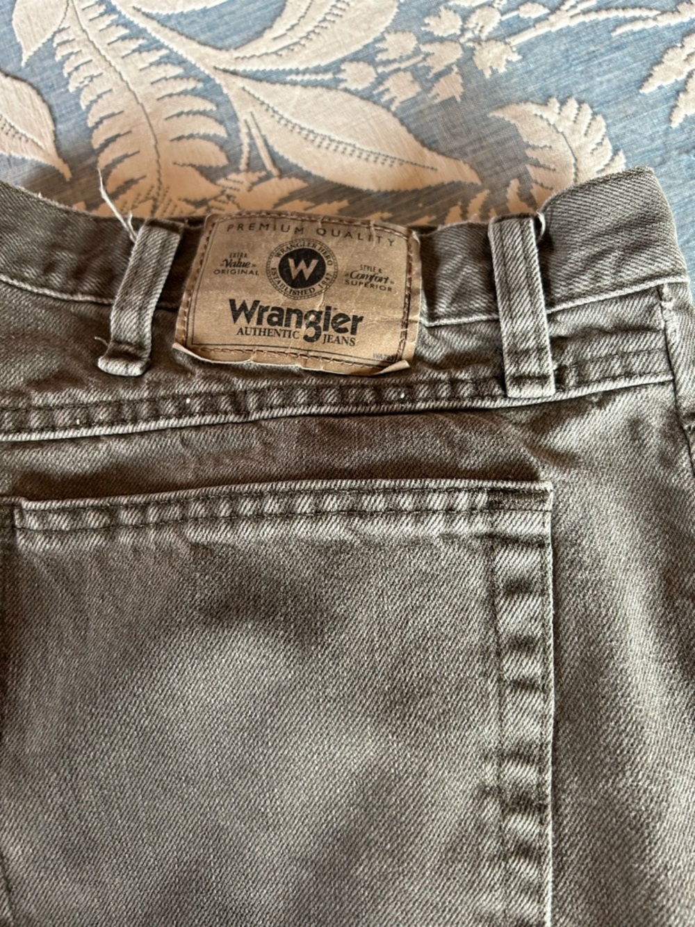 Wrangler Men’s Straight Jeans in Light Gray